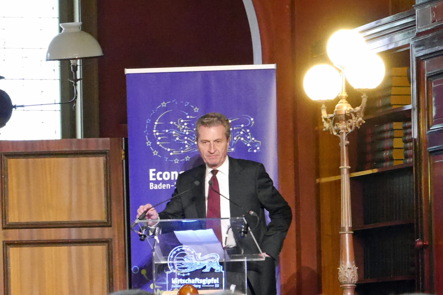 EU-Kommissar Günther Oettinger spricht beim Podium "Erfolgreiche wirtschaftspolitische Strategien für ein starkes Europa"
